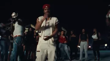 Pantalones cargo Gucci blancos y con ribetes web usados por Lil Baby en Lil Baby, Young Thug, Future - Dum, Dumb, and Dumber