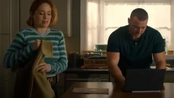 Pull rayé bleu et vert Marni porté par Angie Polaski (Erika Christensen) comme on le voit dans Will Trent (S03E10)