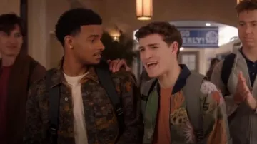 Blouson aviateur Scotch and Soda Seascape porté par le joueur de football de Beverly High (Nathen Gurrola) comme on le voit dans All American (S07E07)