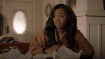 Forever 21 Cropped Buckle Cargo Jacket porté par Amina Simms (Alexis Chikaeze) comme on le voit dans All American (S07E07)