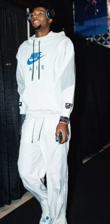 Sudadera con capucha Nike Photon Dust Grey & Hyper Blue Logo usada por Brandon Miller en la cuenta de Instagram @hornets