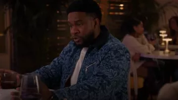 La veste en jean gravée au laser de Roy Roger x Dave portée par Amina (Alexis Chikaeze) comme on le voit dans All American (S07E07)