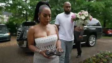 David Koma Robe midi blanche sans bretelles ornée d’ornements portée par Kelli Ferrell comme on le voit dans The Real Housewives of Atlanta (S16E01)