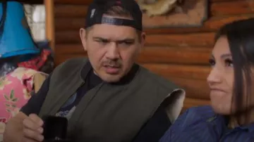 Chaleco de lino de pato duro usado por Brady (Pat Thornton) como se ve en Acting Good (T03E04)