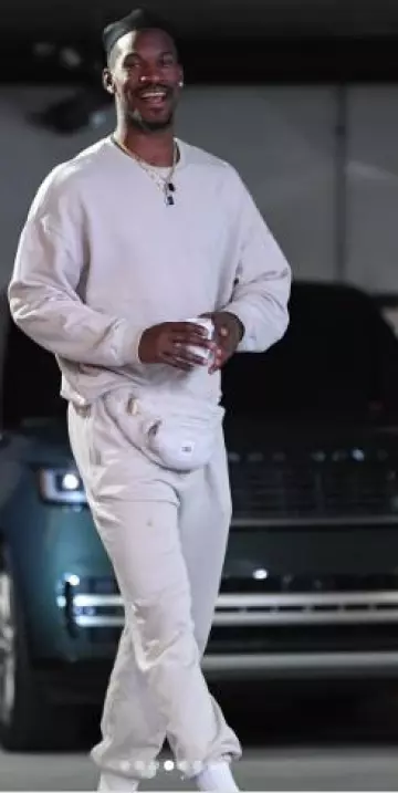 Alo Yoga Bone White 'Chill' Sweatpants worn by Jimmy Butler on the  Instagram account @warriors | Spotern