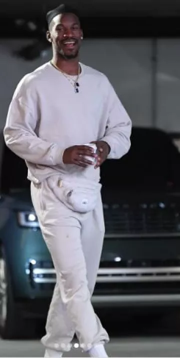 Alo Yoga Bone White 'Chill' Sweatpants worn by Jimmy Butler on the  Instagram account @warriors | Spotern