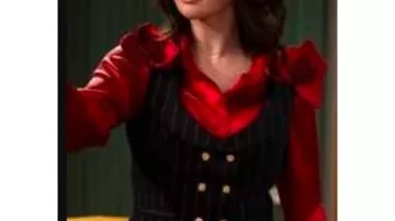 Chemise rose portée par Alex Russo (Selena Gomez) dans Wizards Beyond Waverly Place (S01)