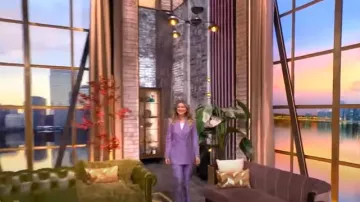 Vesta Pantalon large taille mi-haute à boucle porté par Ellen Pompeo, comme on le voit dans The View le 17 mars 2025