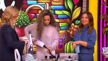 Blouson aviateur Zara avec poches porté par Gretta Monahan, comme on le voit dans The View le 17 mars 2025
