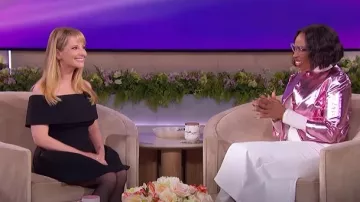 Vestido negro de Nadine Merabi Harper usado por Melissa Rauch como se ve en The Jennifer Hudson Show el 7 de marzo de 2025