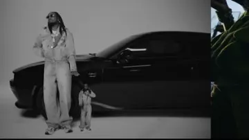 Vetements Veste en jean à capuche griffonnée bleu clair portée par Quavo à Quavo - Trappa Rappa