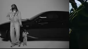 Vaqueros holgados garabateados azul claro de Vetements usados por Quavo en Quavo - Trappa Rappa