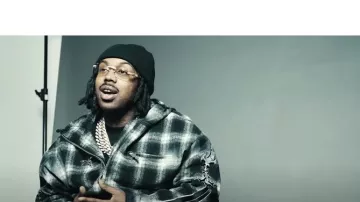 Camisa de franela con capucha con estampado de manga de espada negra Thug Club usada por EST Gee en EST Gee - Plug Motivation (Video oficial)