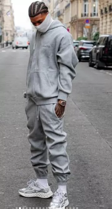 Sweat à capuche Gucci Grey Logo Embossed Zip porté par NLE Choppa sur le compte Instagram @nlechoppamusic
