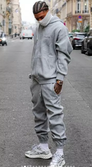 Pantalon de survêtement Gucci Grey Logo Embossed porté par NLE Choppa sur le compte Instagram @nlechoppamusic