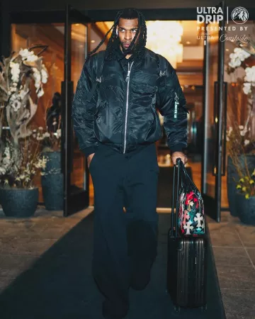 Blouson aviateur Vetements x Alpha Industries Black Racing Logos porté par Naz Reid sur le compte Instagram @timberwolves