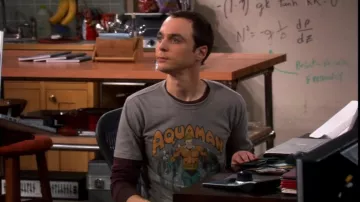 Aquaman Vintage Comic Illustration T-Shirt worn by Sheldon Cooper (Jim Parsons) in The Big Bang Theory (S01E08)