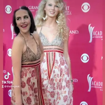 BCBGmaxazria vestido midi estampado con dobladillo de pañuelo vintage usado por (Taylor Swift) 2006