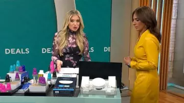Steve Madden Vivienne Robe midi florale à col roulé à col roulé et à col long portée par Ashley Bellman comme on le voit dans CBS Mornings le 16 mars 2025