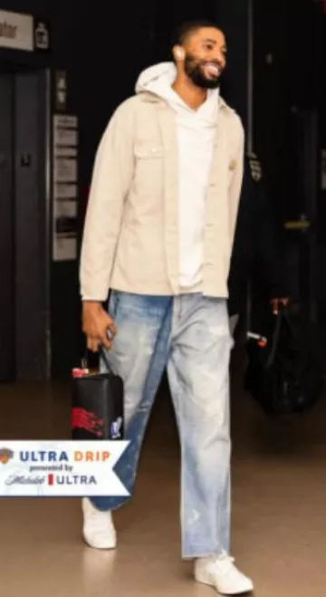 Notre jean Legacy Light Wash Blue Trompe L’œil porté par Mikal Bridges sur le compte Instagram @nyknicks