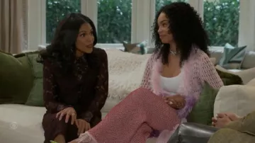 Pantalón de lentejuelas Asta Resort Grace usado por Chelsea Hamilton (Rhonnirose Mantilla) como se ve en Beyond the Gates (S01E12)
