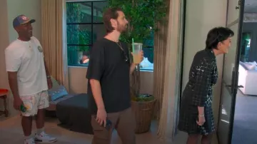 Short de bain imprimé Bowes Planes Sack Stamps porté par Corey Gamble comme on le voit dans The Kardashians (S06E07)