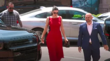 Helsa Robe en satin de coton stretch portée par Kendall Jenner comme on le voit dans The Kardashians (S06E07)