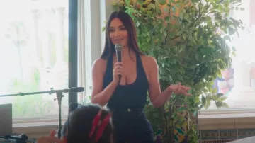 Body de mezclilla Alaia Cross Back usado por Kim Kardashian como se ve en The Kardashians (T06E07)