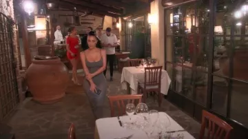 Vestido largo con espalda baja de Skims usado por Kim Kardashian como se ve en The Kardashians (T06E07)