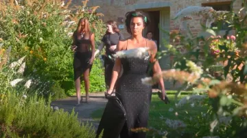 Christian Louboutin Follies Resille 100 Escarpins en maille bordée de daim portés par Khloé Kardashian comme on le voit dans The Kardashians (S06E07)