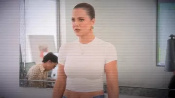 T-shirt court Slim White Soft Lounge porté par Khloé Kardashian comme on le voit dans The Kardashians (S06E07)
