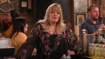 Anthropologie Le chemisier imprimé transparent Estela porté par Gabby (Melissa Peterman) comme on le voit dans Happy’s Place (S01E16)