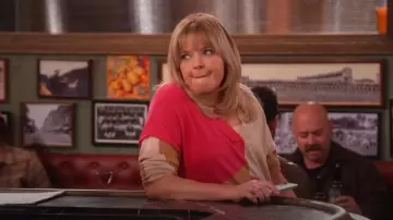 I.N.C. International Concepts Women’s Colorblock V-Neck Stephem Sweater porté par Gabby (Melissa Peterman) comme on le voit dans Happy’s Place (S01E17)