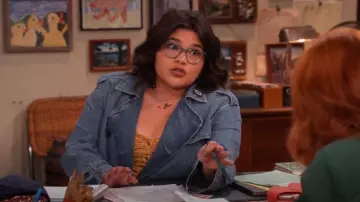 Trench-coat court ultra-doux porté par Isabella (Belissa Escobedo) comme on le voit dans Happy’s Place (S01E17)