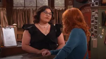 H&M Blouse à volants en coton portée par Isabella (Belissa Escobedo) comme on le voit dans Happy’s Place (S01E17)