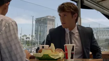 Parrilla junto a la piscina como se ve en Animal Kingdom (T04E10)