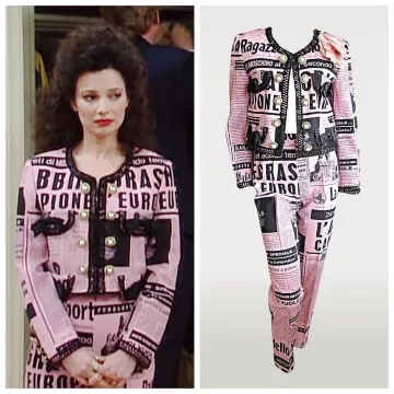 Moschino Vintage 1990 Pantalon rose imprimé en journal porté par Fran Drescher dans The Nanny Saison 1 - Épisode 17