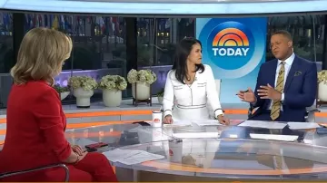 Cinq a Sept Kerry Pant en Candy Apple usado por Christine Romans como se ve en Today el 20 de marzo de 2025