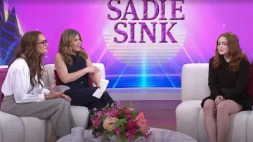 Suéter de polo de Maison Margiela en marrón oscuro usado por Sadie Sink como se ve en Today with Jenna & Friends el 21 de marzo de 2025