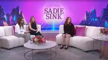 Zapatos de tacón de cuero Maison Margiela Tabi de 80 mm usados por Sadie Sink como se ve en Today with Jenna & Friends el 21 de marzo de 2025