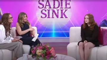 Pantalones cortos en capas de Maison Margiela usados por Sadie Sink como se ve en Today with Jenna & Friends el 21 de marzo de 2025