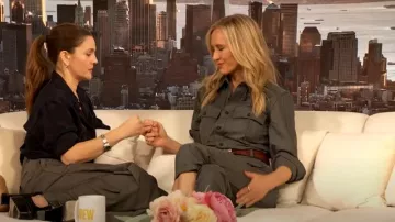 Chemise en flanelle de laine Stella McCartney portée par Amy Griffin telle qu’elle est vue dans The Drew Barrymore Show le 17 mars 2025