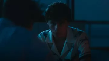 Tombolo Reptile Dysfunction porté par Lochlan Ratliff (Sam Nivola) comme on le voit dans The White Lotus (S03E05)