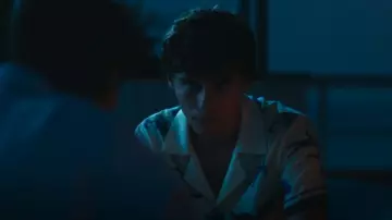 Tombolo Reptile Dysfunction porté par Lochlan Ratliff (Sam Nivola) comme on le voit dans The White Lotus (S03E05)