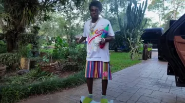 Eric Emanuel Short multicolore rayé et rose-ee porté par Kodak Black en Kodak Black - All Of Us [Official Music Video]