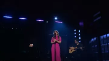 Mono de crepé recortado con cuello alto de Halo Mercer negro usado por Kelly Clarkson como se ve en The Kelly Clarkson Show el 20 de marzo de 2025