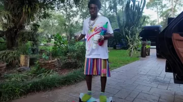 Mules 'Fussbett Sabot' en fourrure vert citron Marni portées par Kodak Black en Kodak Black - All Of Us [Official Music Video]