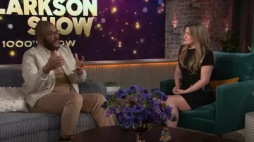 Minivestido de punto a cuadros con autorretrato usado por Alicia Vikander en The Kelly Clarkson Show el 20 de marzo de 2025