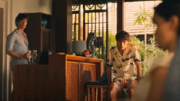 Short rayé H&M porté par Lochlan Ratliff (Sam Nivola) comme on le voit dans The White Lotus (S03E06)