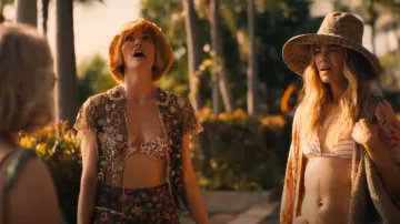 Gucci GG Monogram Canvas Jacquard Sombrero de pescador grande Gorra de ala ancha Beige usado por Jaclyn Lemon (Michelle Monaghan) como se ve en The White Lotus (S03E06)